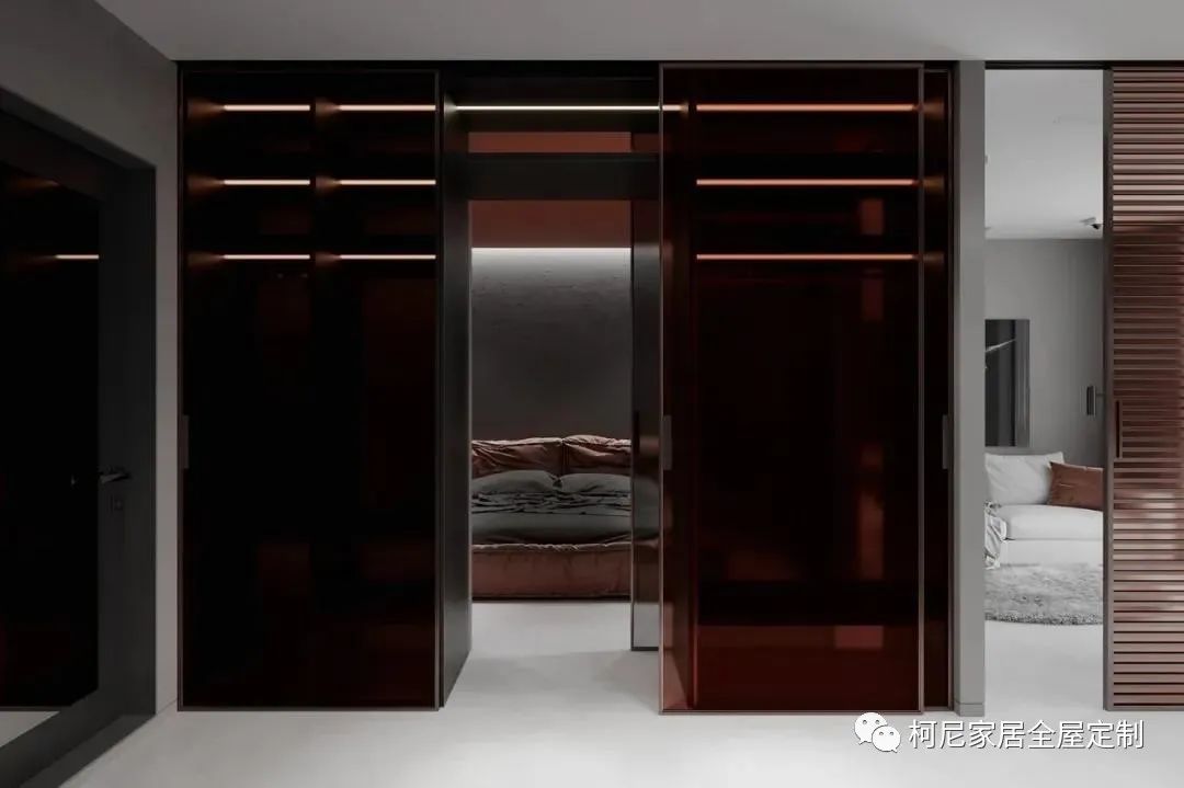 轻奢高级灰和酒红色的碰撞